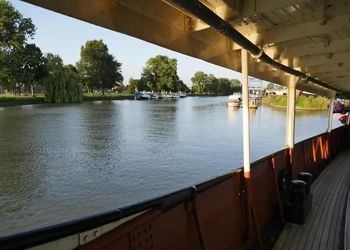 Bed and Breakfast De Logeerboot *