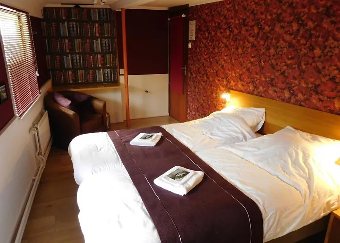 De Logeerboot Bed and Breakfast *