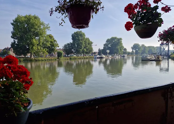 Bed and Breakfast De Logeerboot *