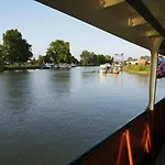 De Logeerboot Bed & Breakfast *