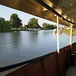 Bed & Breakfast De Logeerboot *