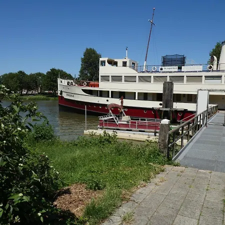 De Logeerboot Bed & Breakfast *