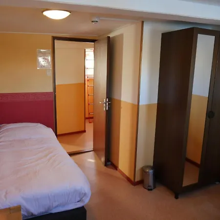 De Logeerboot Oda ve Kahvaltı