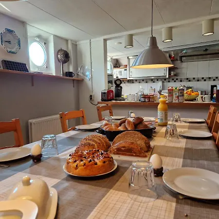 De Logeerboot Oda ve Kahvaltı