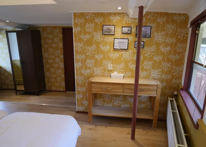 Bed & Breakfast De Logeerboot *